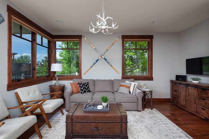 סלון מרווח ומואר.  הספה הופכת לחדר שינה בגודל קינג סייז עם מזרן ספוג זיכרון.   שולחן הקפה בהשראת תא המטען מעלה לארוחות ערב מזדמנות ולחטיפים לצד הספה!