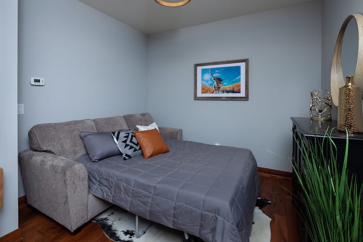 אזור דן עם מיטת קווין סייז.