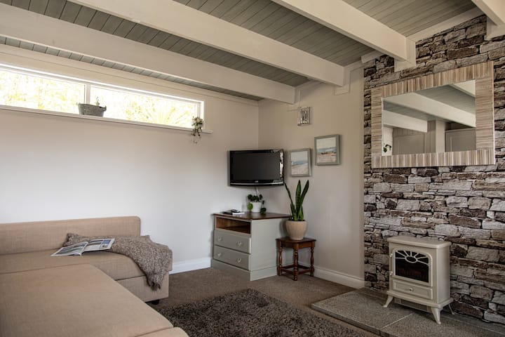 Sallë pritjeje komode me divan-krevat 