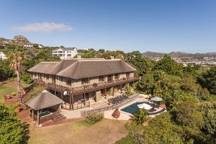 Relax in the heart of Noordhoek