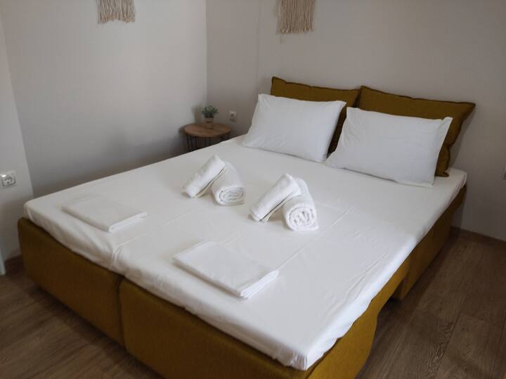 配有顶层床垫的沙发床。