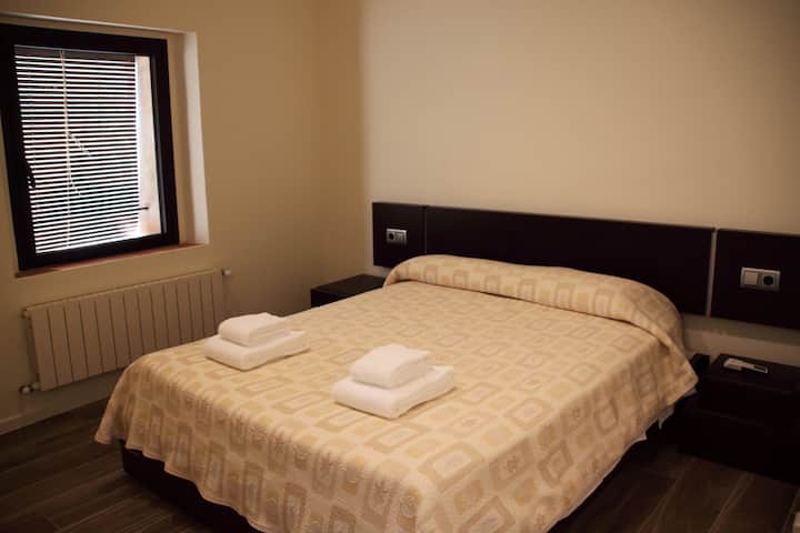 Izba hlavného apartmánu s kúpeľňou v tej istej izbe a klimatizáciou