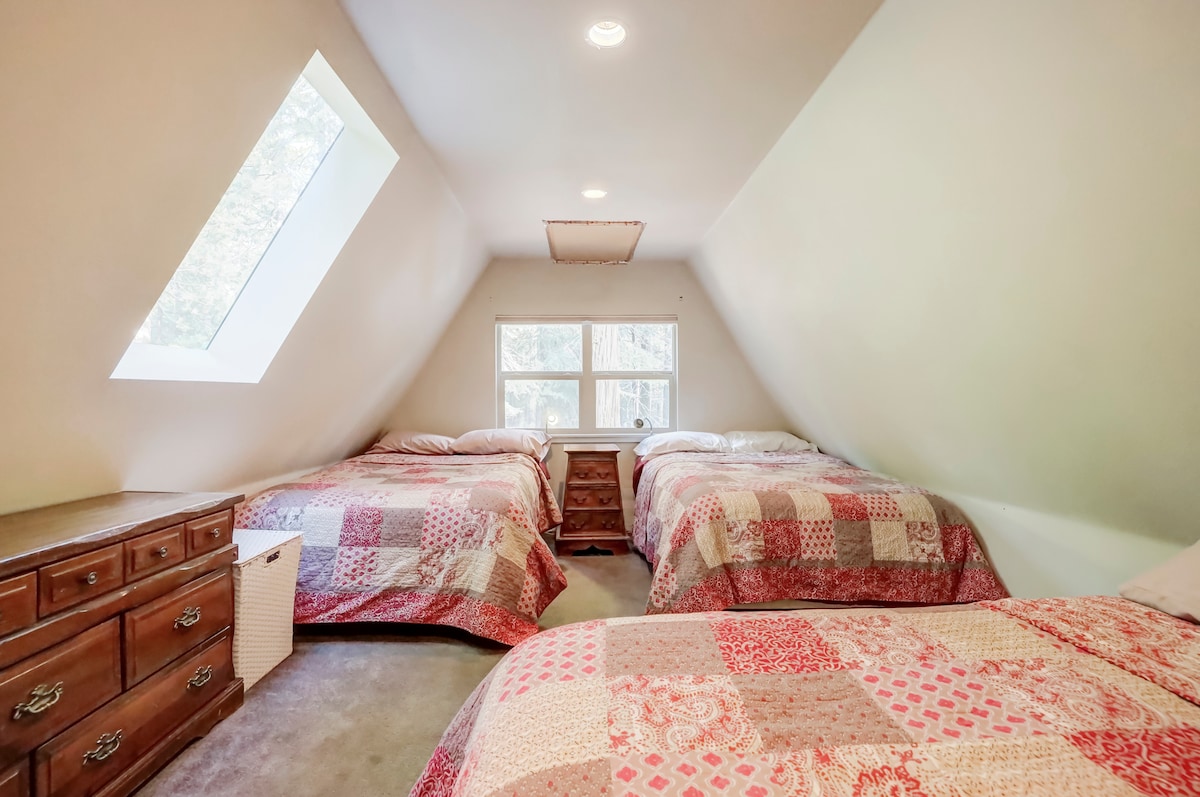 غرفة نوم في الطابق العلوي على يمين الدرج - سريران كاملان وسرير بحجم كوين. لا يوجد باب للغرفة أو الخزانة - وهو مفتوح على الممر الصغير في أعلى الدرج