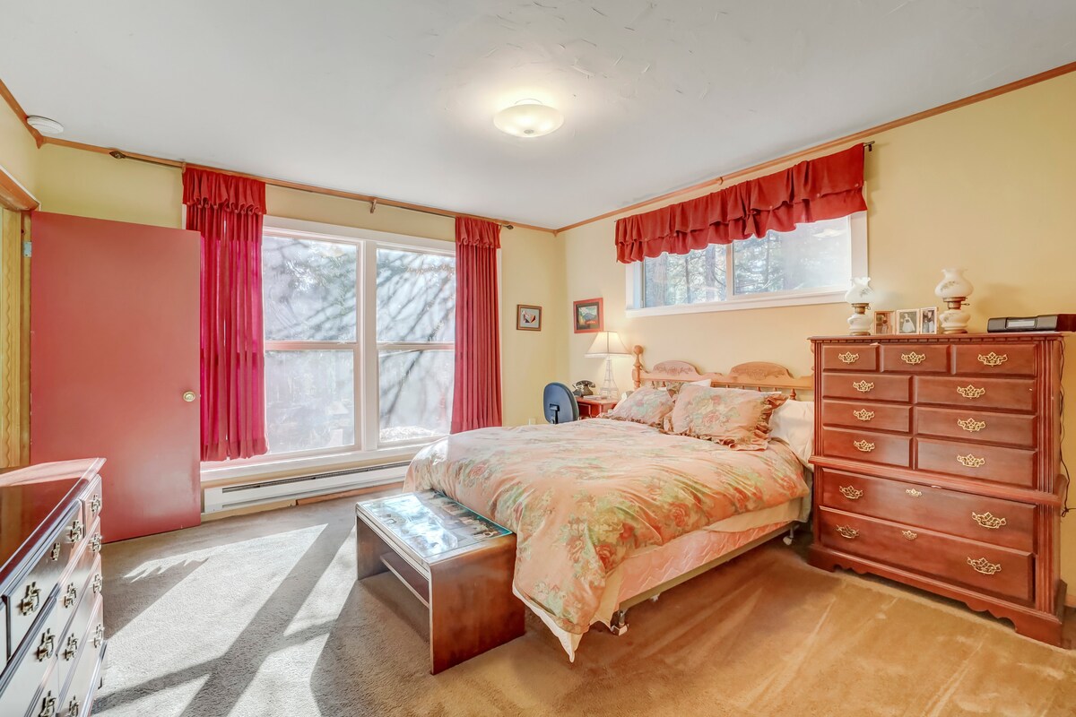 غرفة نوم في الطابق السفلي مع حمام