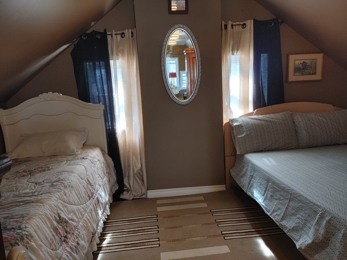 Una cómoda cama individual y doble con una baja exposición a la luz te dará comodidad. Esta área tiene armarios para tu almacenamiento adicional.