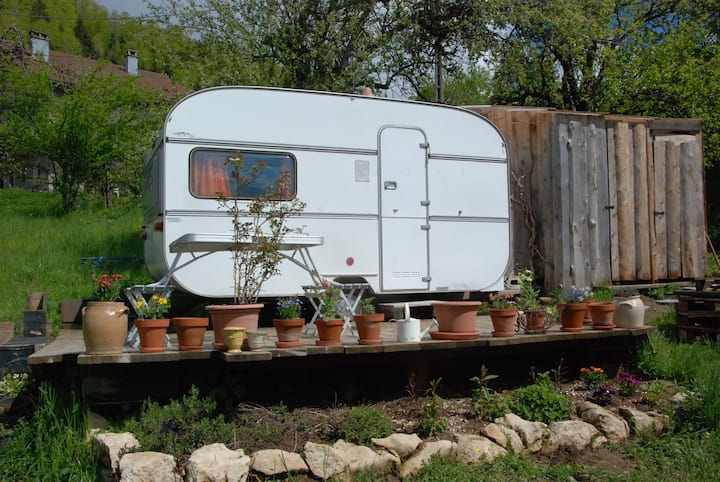 Caravane au milieu du jardin - Camping-cars/caravanes à louer à Morbier,  Bourgogne-Franche-Comté, France - Airbnb