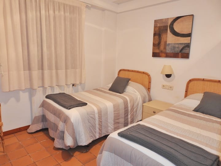 带两张标志床的客房