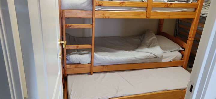 Malá spálňa s poschodovou posteľou pre 3 osoby