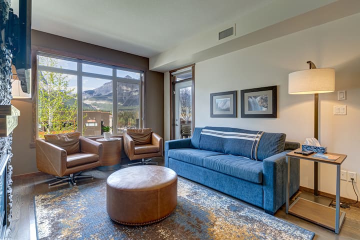 ⭐Hot Tub+pool⭐180°
⛰️View+kingbeds+gas 🔥Place - Canmore