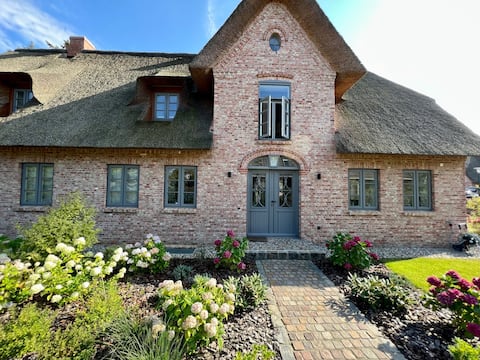 Frigga von Nieblum/Föhr (new building under thatch 2021)