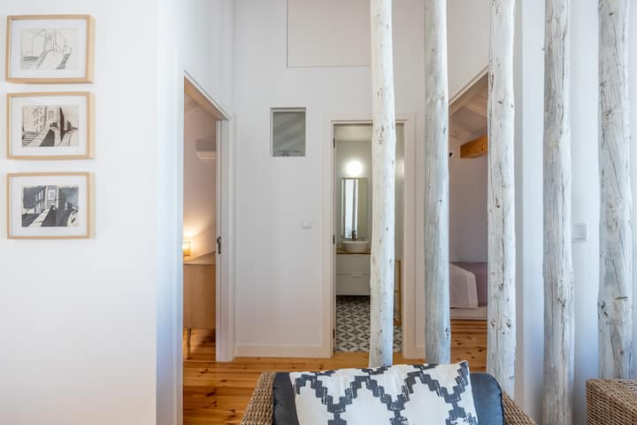 Достъп до спалните и банята на горния етаж