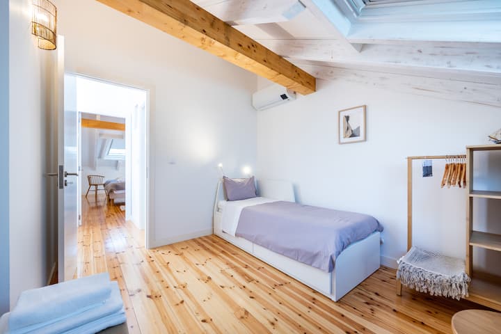 Спалня на горния етаж 4 с единично или двойно легло