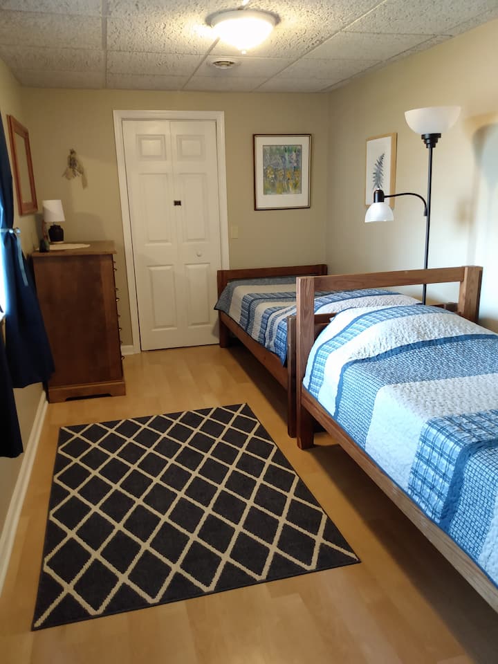 Bedroom 2 (twin beds)