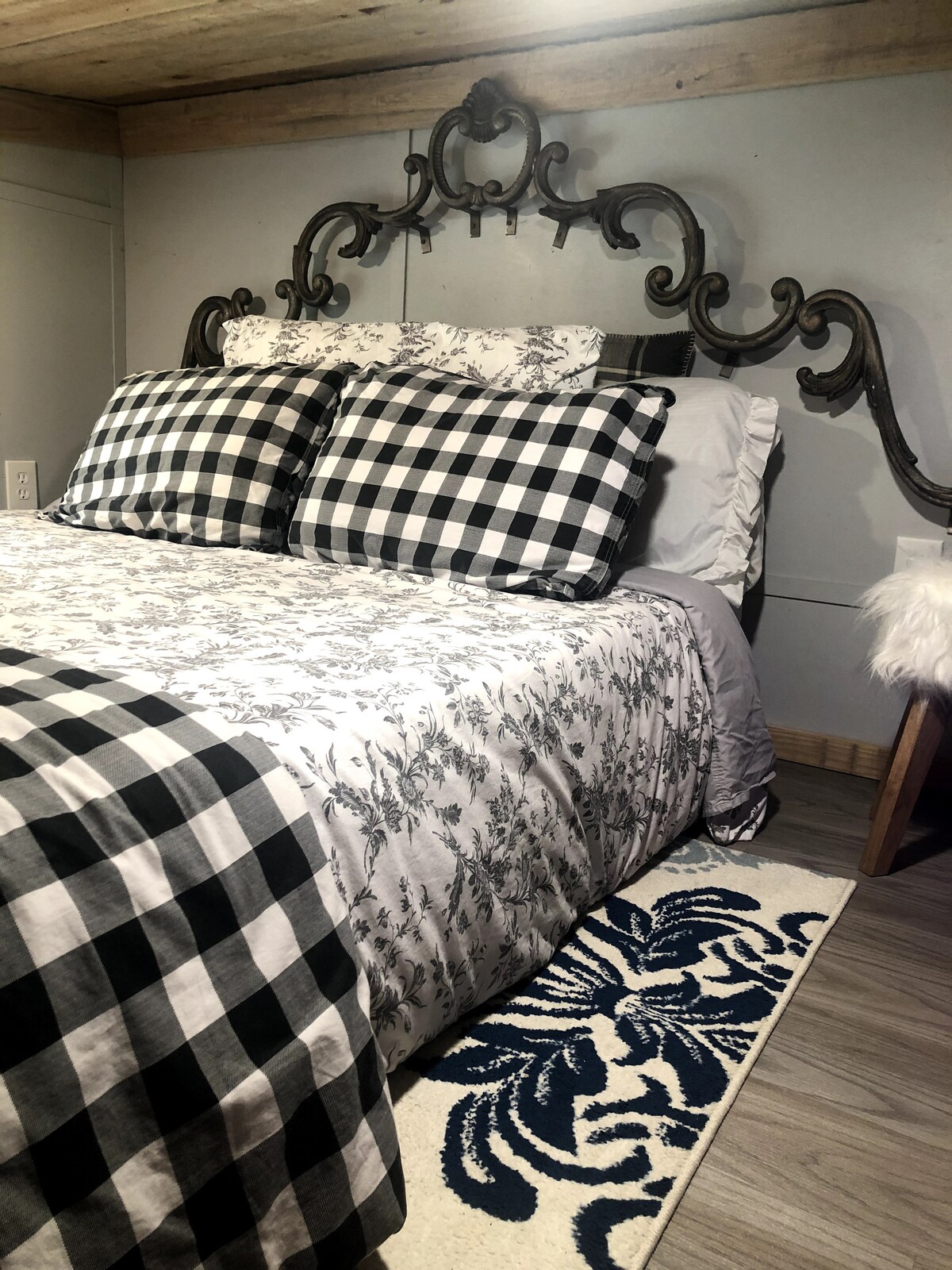 Двойно легло №1

с нов матрак Lunestra за най - удобна нощна почивка.

100% памучно спално бельо.

Таблата е антична ръчно изработена табла - очарователна!
