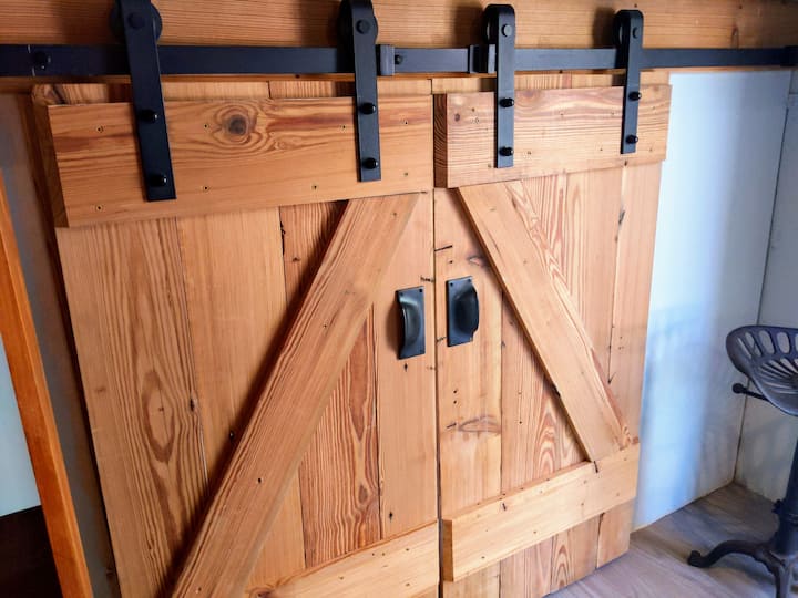 Schlafzimmer Nr.2

Ein süßes Doppelbett hinter individuellen rustikalen Scheunentüren.  Schöne Aussicht auf einen Blumengarten und ein Gewächshaus. Sehr gemütlich!