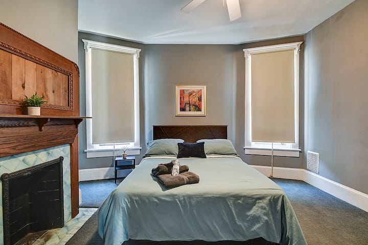 Брачен кревет (широк 150-179 см) со сопствена бања и прекрасен оригинален, декоративен камин