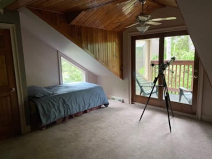 Dormitorio3: la terraza del balcón privado, la cama supletoria... ¡y un  telescopio!