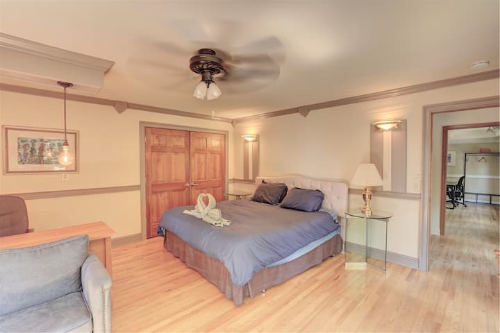 El dormitorio 4, frente a la suite del dormitorio principal, cuenta con una cama tamaño king, sala de estar y excelentes vistas al lago.