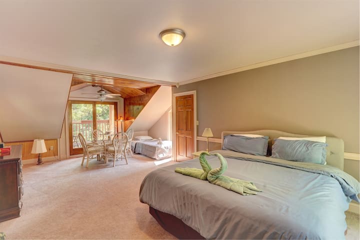El dormitorio número 2 tiene una cama tamaño king, una mesa de estar y una terraza/ balcón privado con excelentes vistas al lago, así como una cama doble adicional.