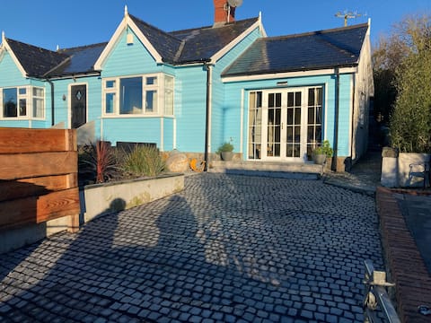 Blue Lodge - by the sea, sauna, BBQ, parking