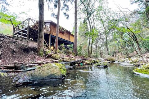Clear streams for you!Stay in a mini cabin with a sense of camping!