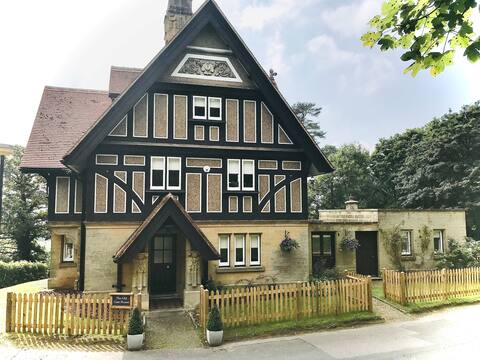Gate House - 6 bed - dogs welcome