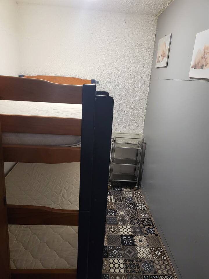 Mala prostorija za spavanje za dvije osobe.