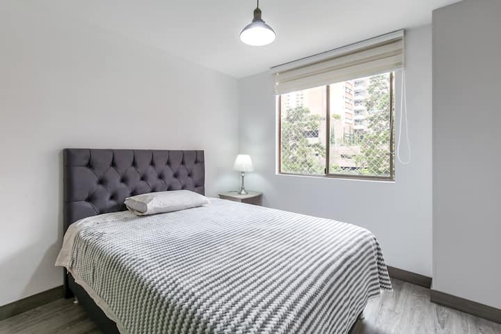 Dormitorio con cama doble y armario.