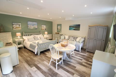 Lymington Annexe: own entrance, garden, parking