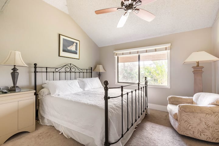 ห้องนอนชั้นล่างมีเตียงขนาดคิงไซส์โต๊ะข้างเตียง 1 ตัวช่องระบายอากาศพัดลมเพดานทีวีเก้าอี้นวมนุ่มสบาย 1 ตัวตู้เสื้อผ้าโคมไฟตั้งพื้น 2 ดวงและโคมไฟตั้งโต๊ะ 1 ดวง