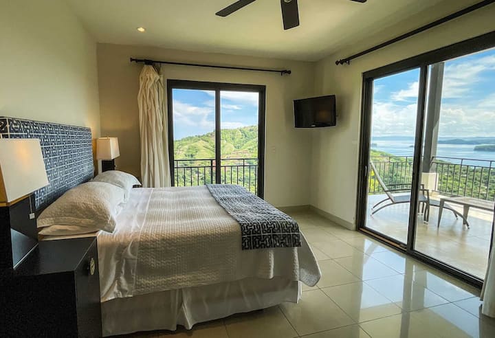 Master Suite 1 - vyumba vyote vina mandhari ya kufagia na roshani kwa muda wa kujitegemea
