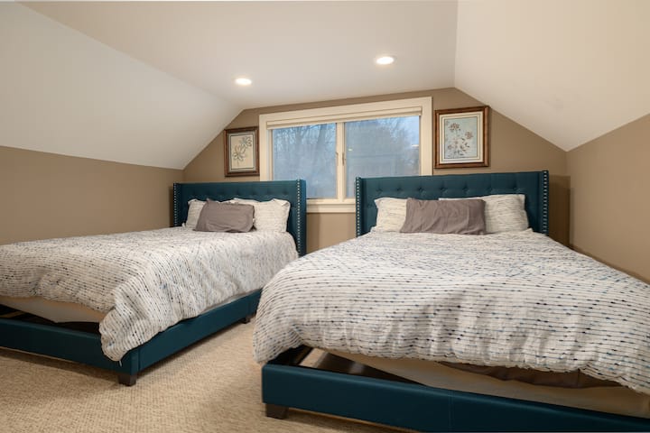 Dormitorio de nivel superior: 2 camas tamaño queen