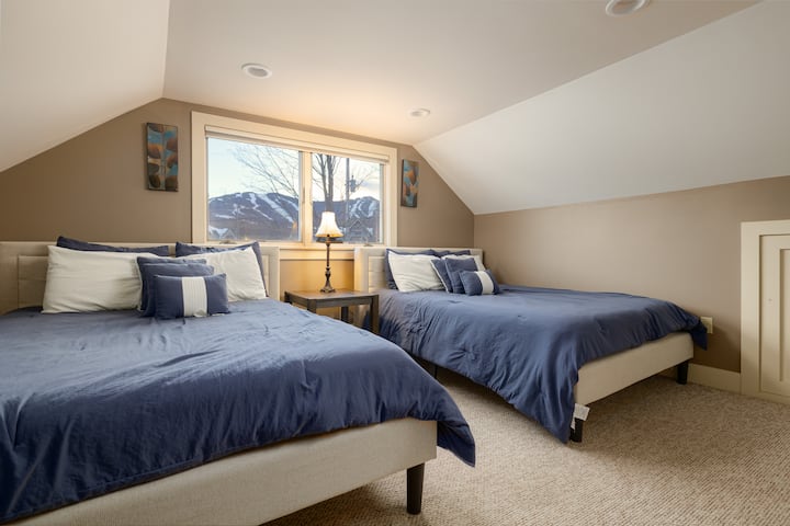 ¡Dormitorio de nivel superior con vista!  2 camas tamaño queen