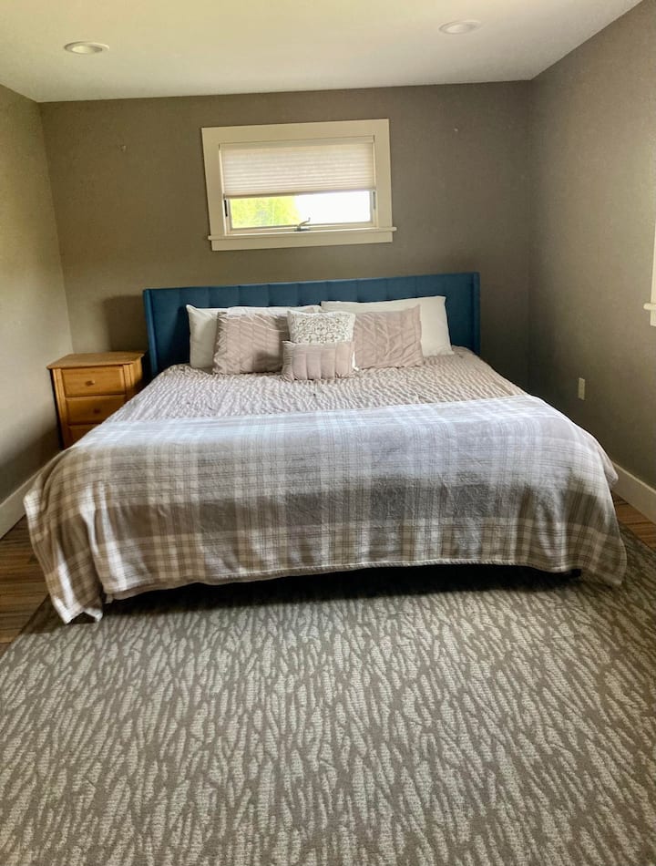 Dormitorio tamaño king, piso principal (unidad superior)