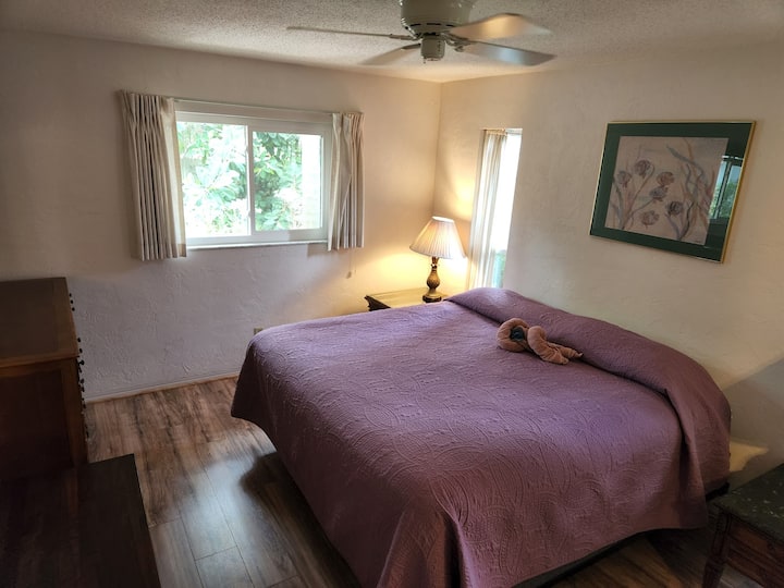 Kingsize bed in master en suite split-plan