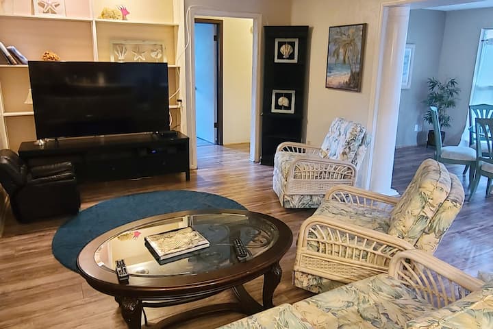 Near The Beach And Pinellas Trail In Largo - Largo, FL