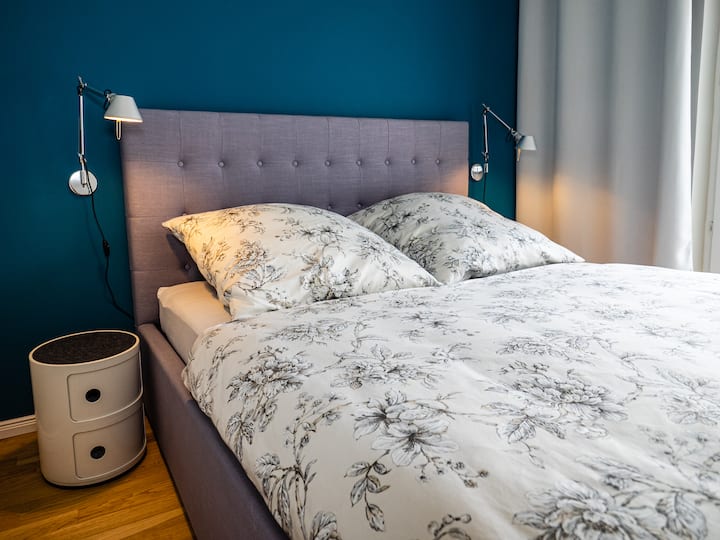 Dormitorio con cama matrimonial de 1,6 m de ancho
