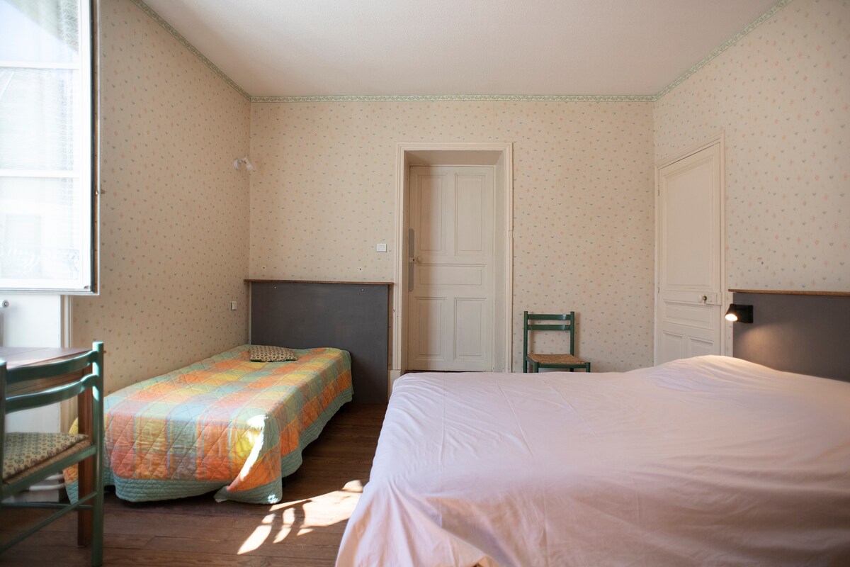 ห้องนอนชั้น 1
- 160 X 190
- 90 X190