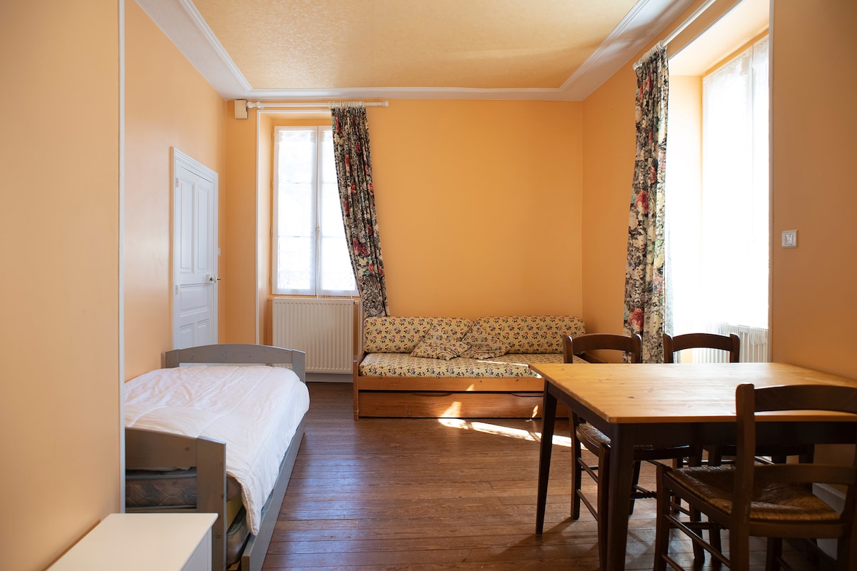 ห้องนอนห้องนั่งเล่นชั้น 1 
- 2 ลิตร 90 X 190
- เตียงโซฟาคู่