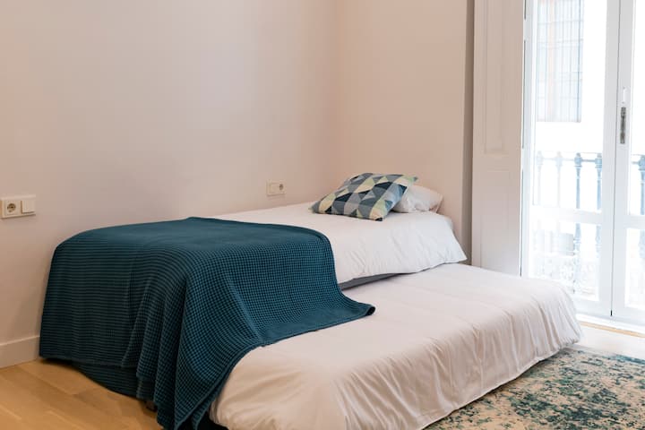 DORMITORIO SECON CON 2 CAMAS INDIVIDUALES + SOFÁ CAMA 