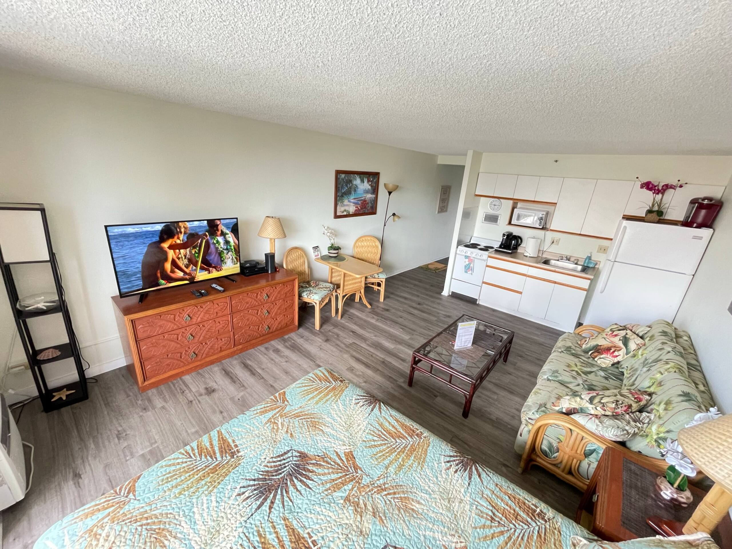 Condo in Honolulu · ★4.68 · Studio · 2 beds · 1 private bath - Image 3