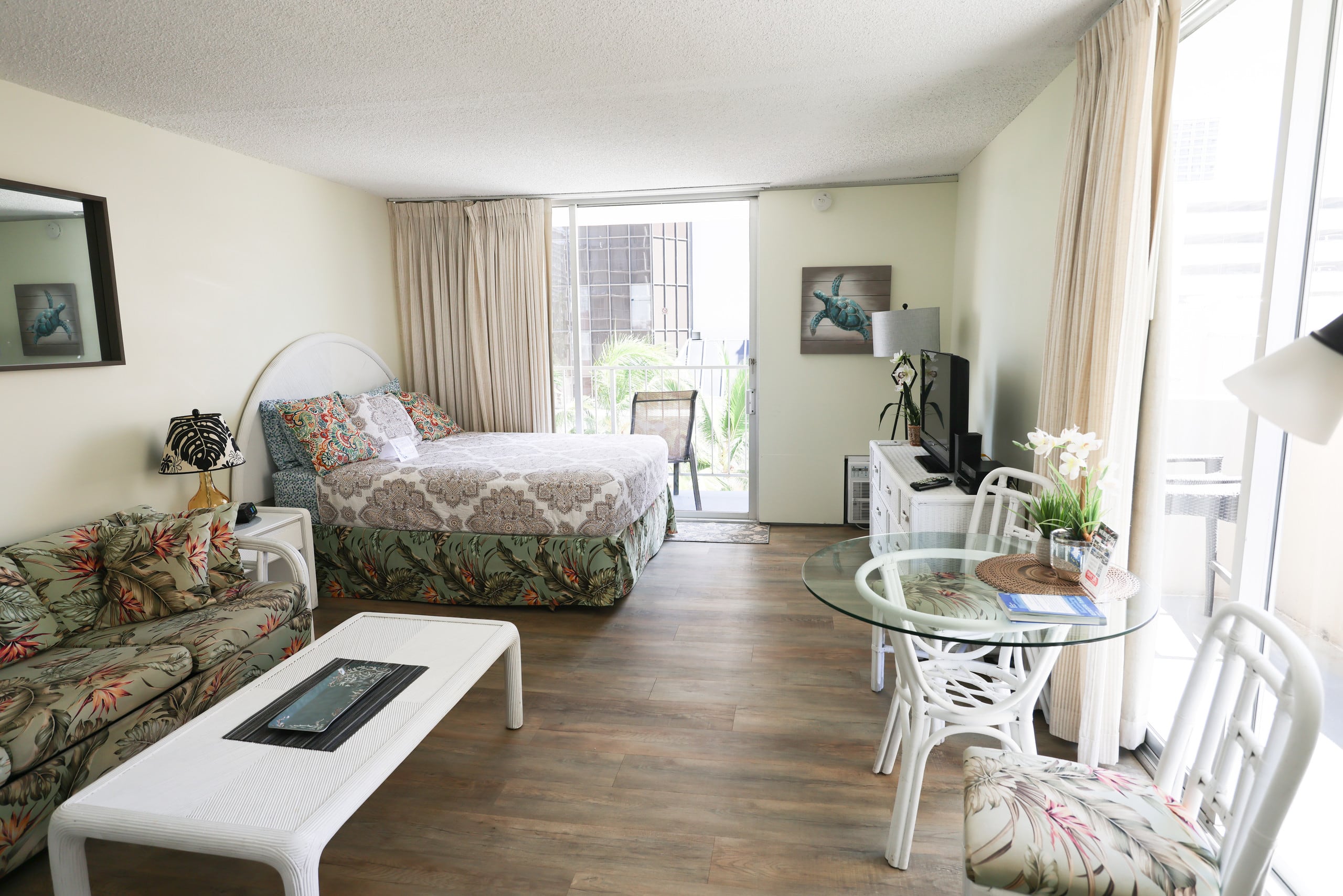 Condo in Honolulu · ★4.68 · Studio · 2 beds · 1 private bath - Image 31
