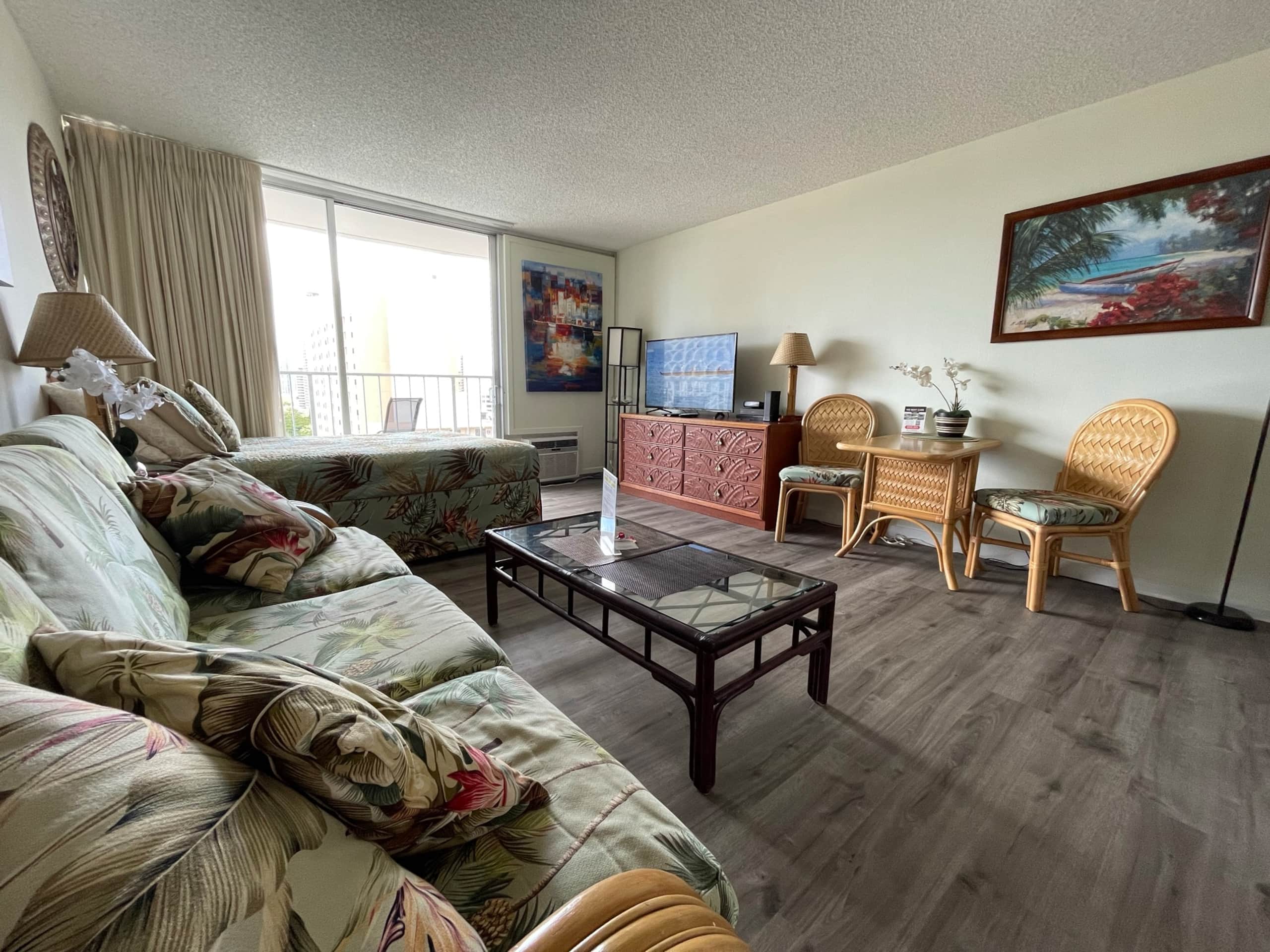 Condo in Honolulu · ★4.68 · Studio · 2 beds · 1 private bath - Image 2
