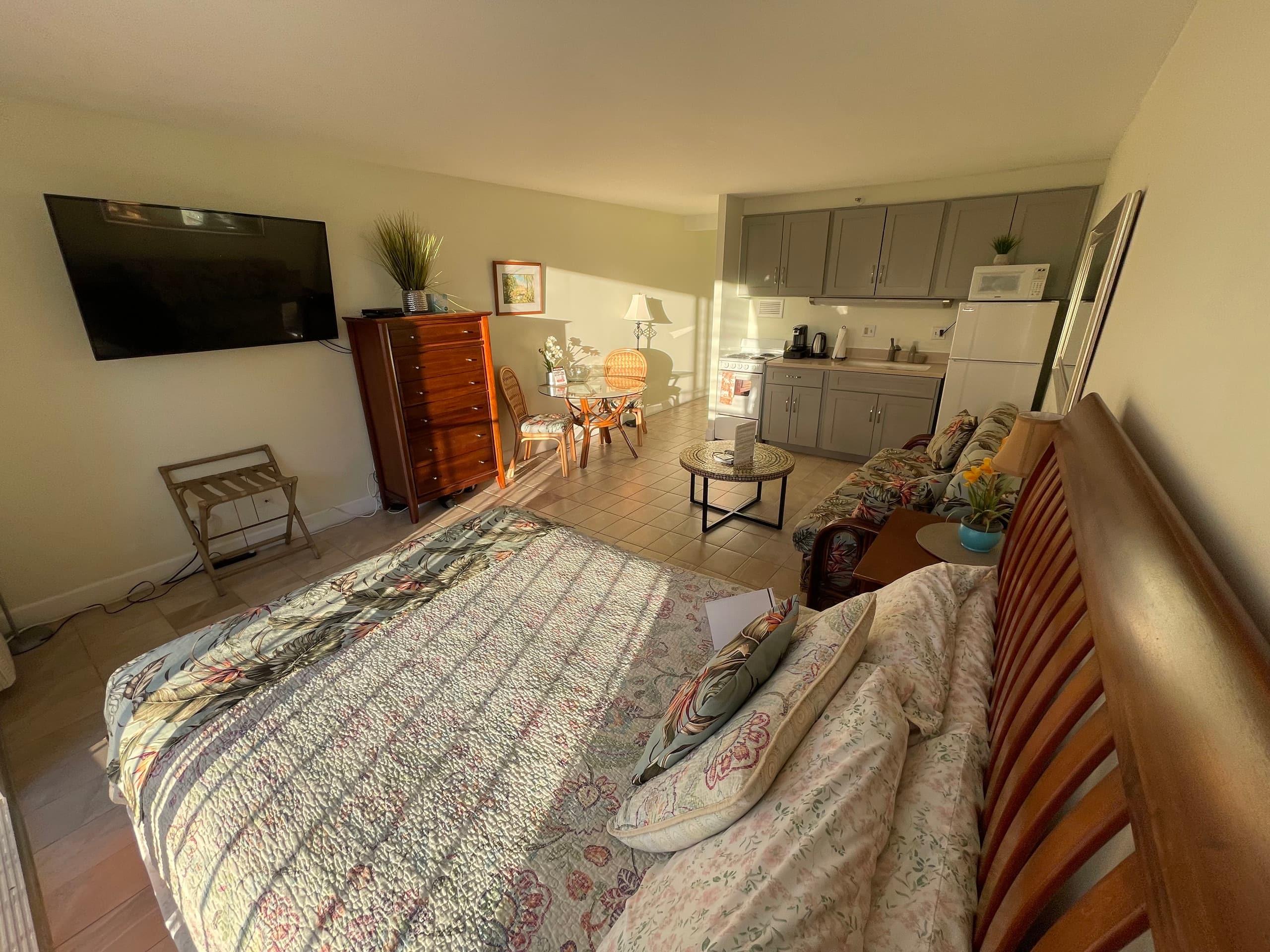 Condo in Honolulu · ★4.68 · Studio · 2 beds · 1 private bath - Image 32