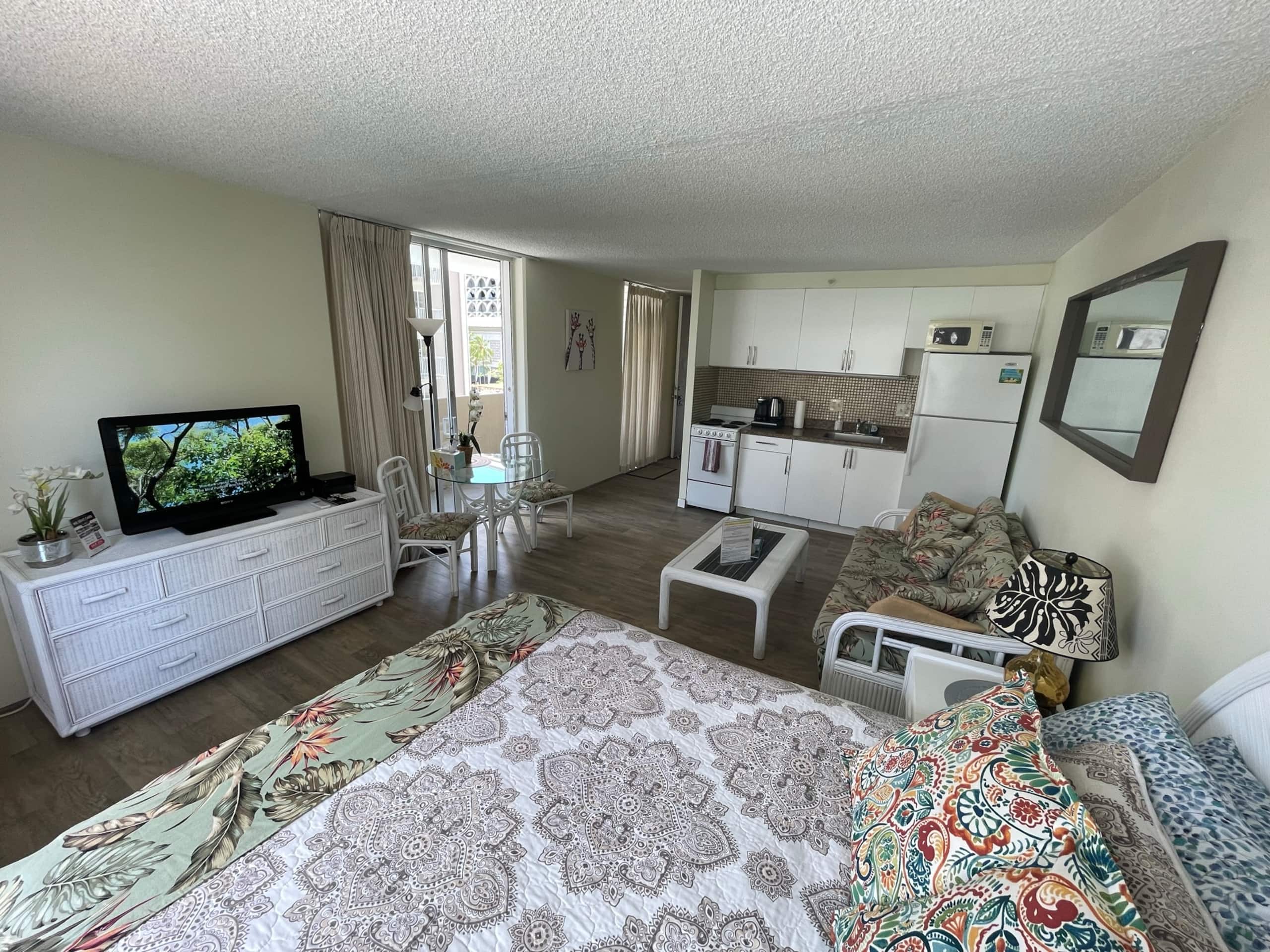 Condo in Honolulu · ★4.68 · Studio · 2 beds · 1 private bath - Image 30