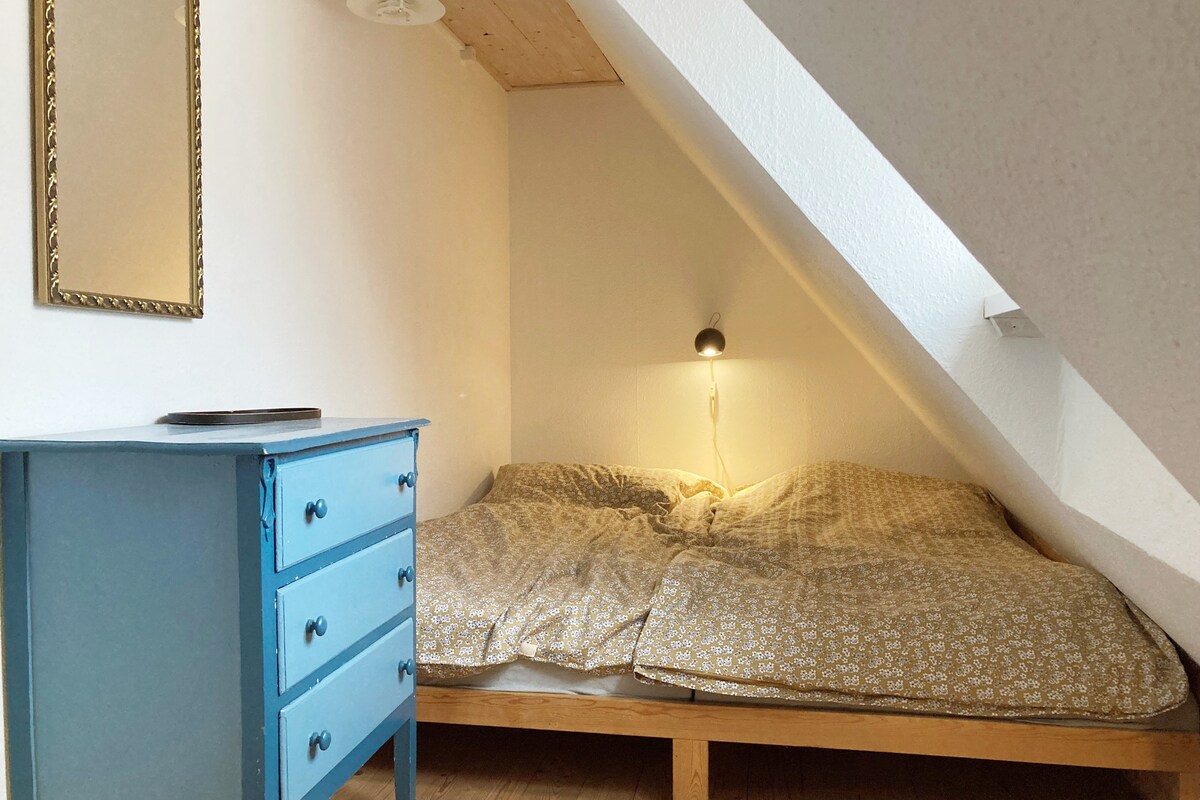 غرفة صغيرة بسرير كامل الحجم وإطلالة على الشارع. لاحظ أن السرير منخفض ومناسب للأطفال أو البالغين الرشيقين:-)