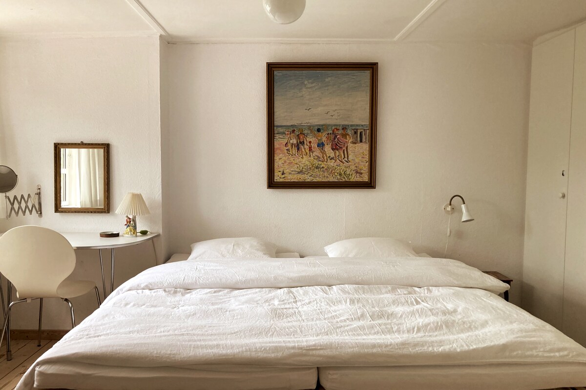 غرفة نوم مع طاولة مكياج أو مساحة عمل هادئة.
خزانة ملابس لملابسك