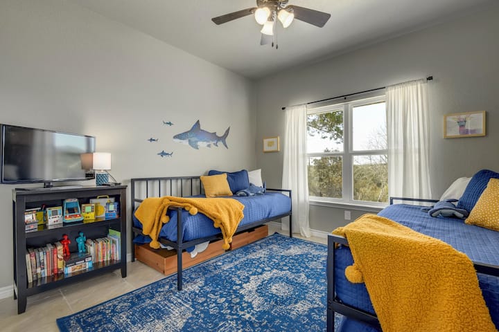 Საბავშვო ოთახს აქვს ორი ერთადგილიანი საწოლი და დასაწოლი საწოლი წიგნებით, სათამაშოებით, თამაშებით და ტელევიზორით Roku-ს ხმის ზოლით Disney + და Netflix-ზე წვდომით.  