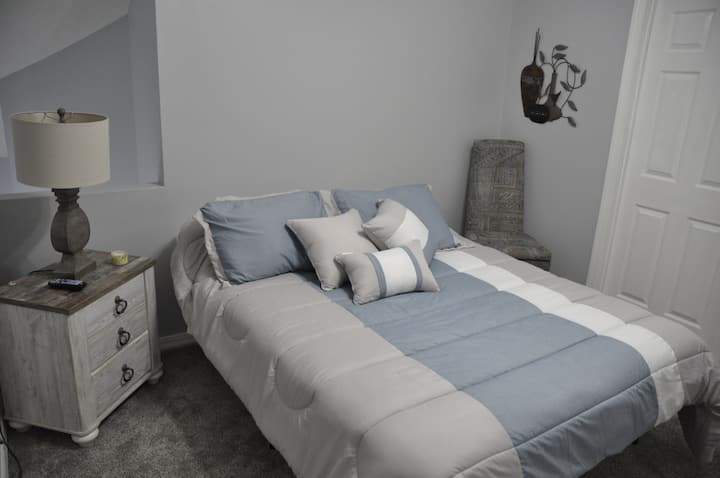 Dormitorio loft con baño y televisor de pantalla plana