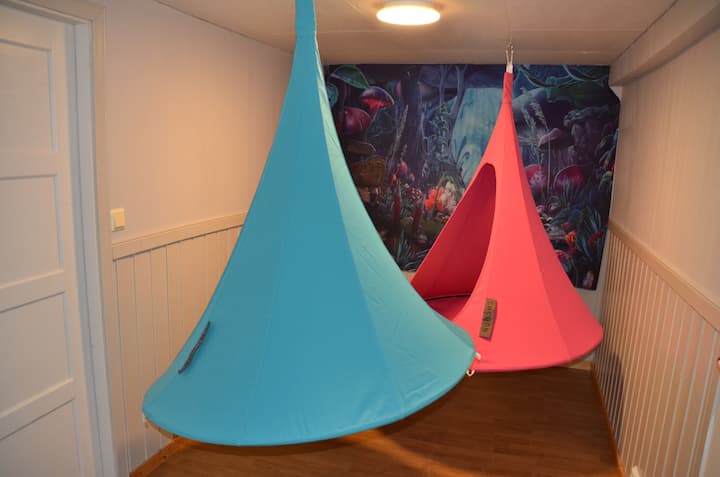 Ekstra barnerom med køyesenger fra Cacoon; utstyrt med barnestol og baby reiseseng også.